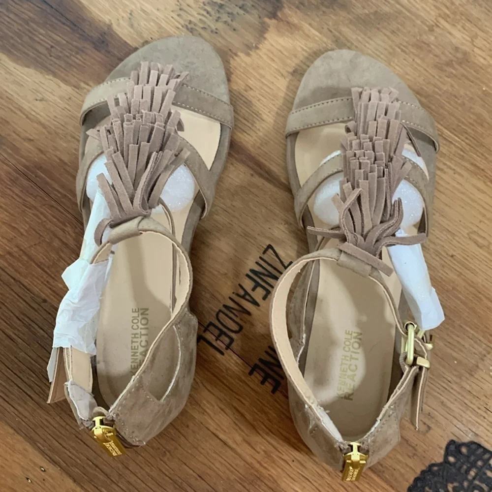 Kenneth Cole Reaction | NWOB Audra Struck Sand Fringe T-Strap Sandal 6